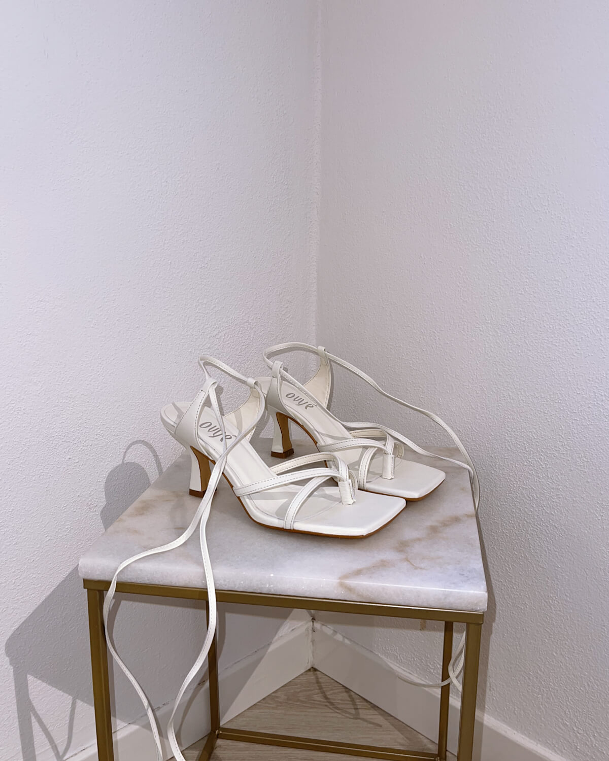 sandali con tacco stringati