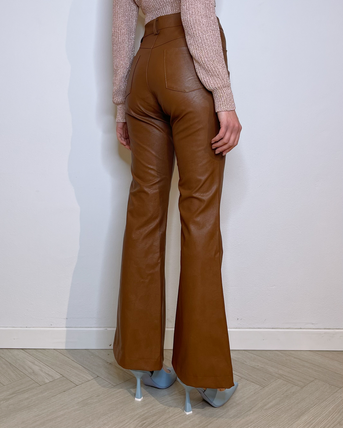 PANTALONE IN ECOPELLE FULL-LENGHT A ZAMPA MARRONE - Mirror Clothing