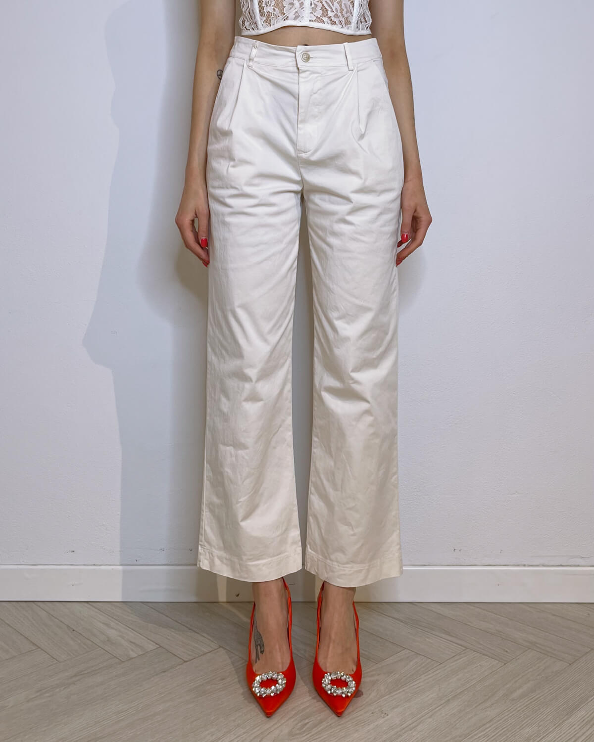 PANTALONE STRAIGHT CON PINCES BURRO - Mirror Clothing