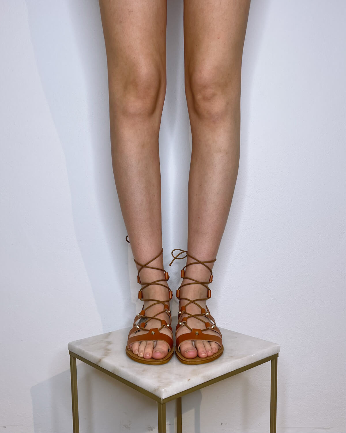 SANDALO IN PELLE ALLA SCHIAVA CON BORCHIE CUOIO - Mirror Clothing