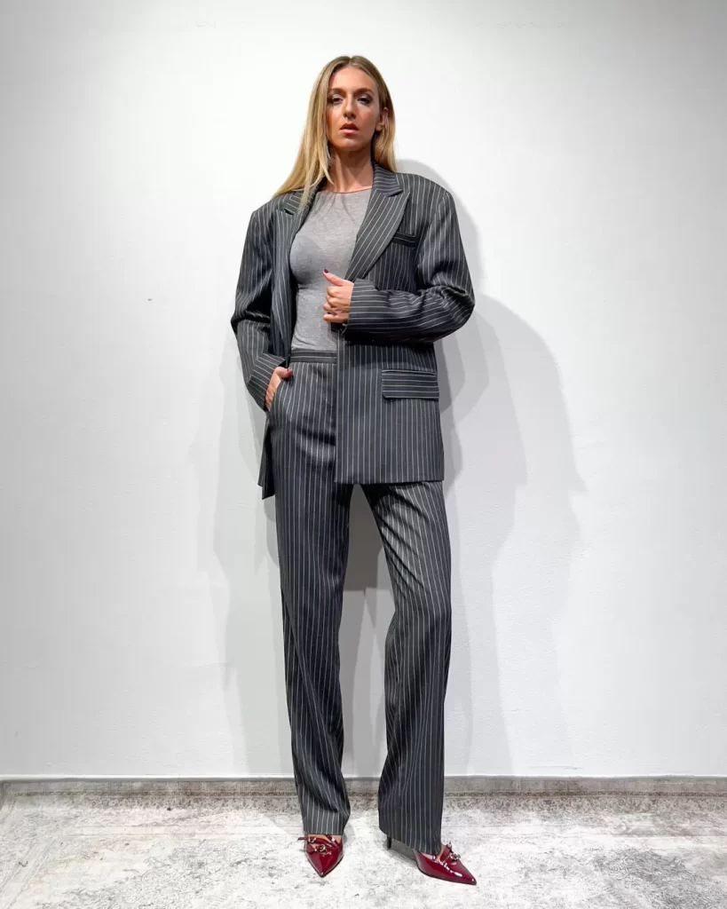 slingback rosse con tailleur grigio 