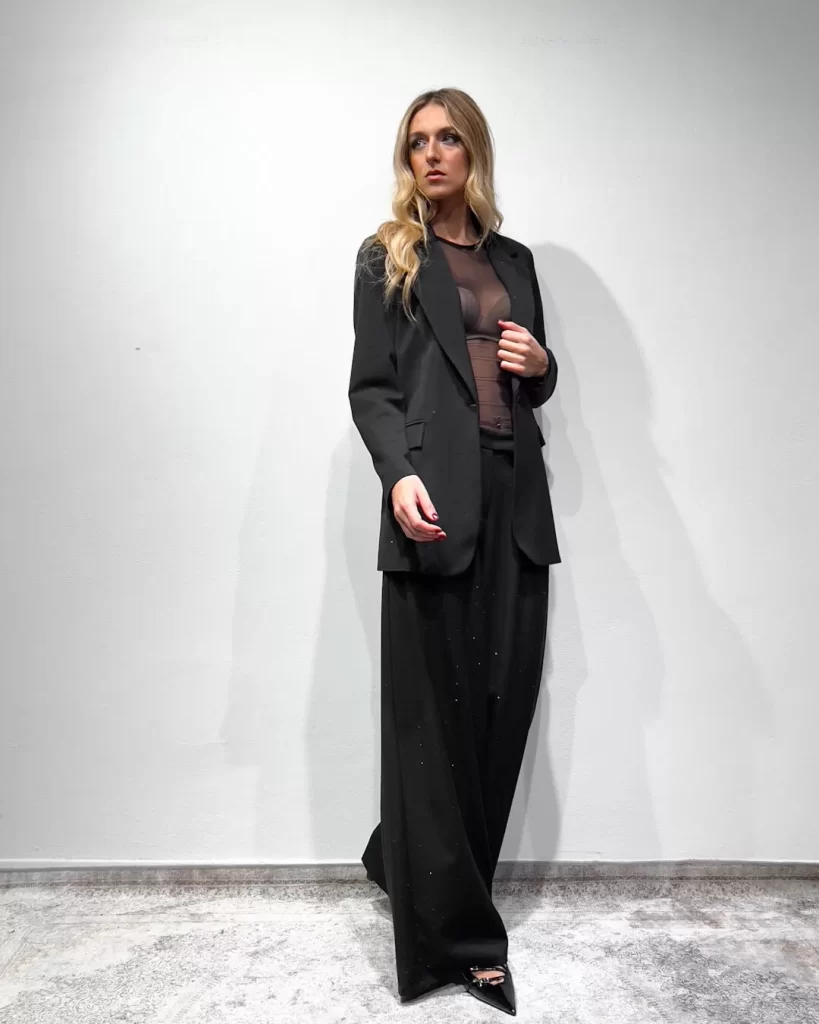slingback nere con tacco medio e tailleur nero 