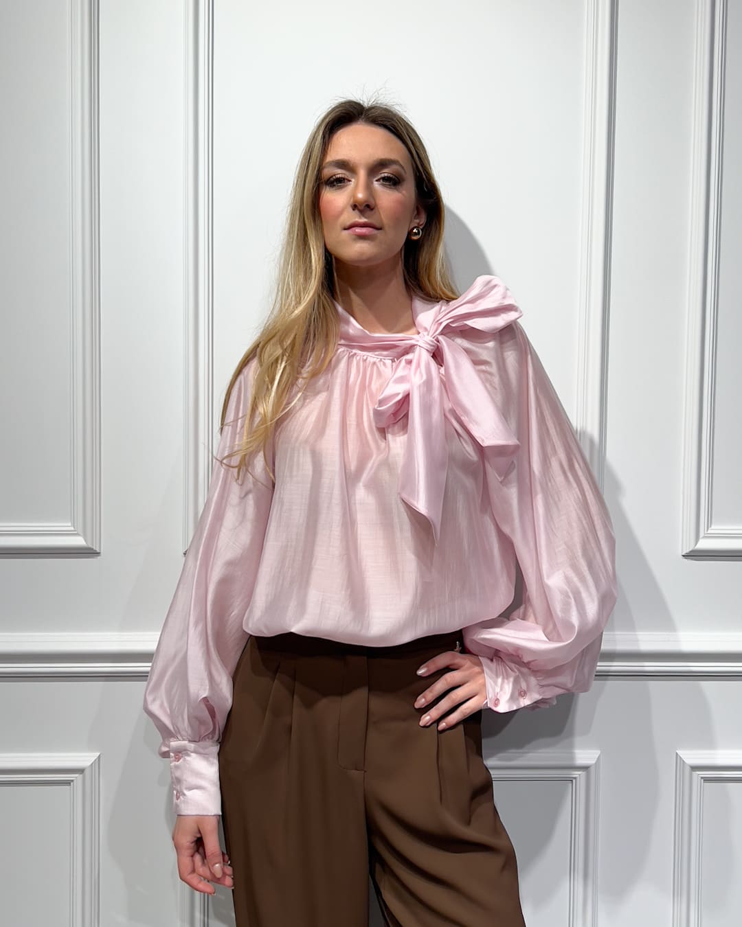 Alternative view of BLUSA CON FIOCCO AL COLLO - VICOLO