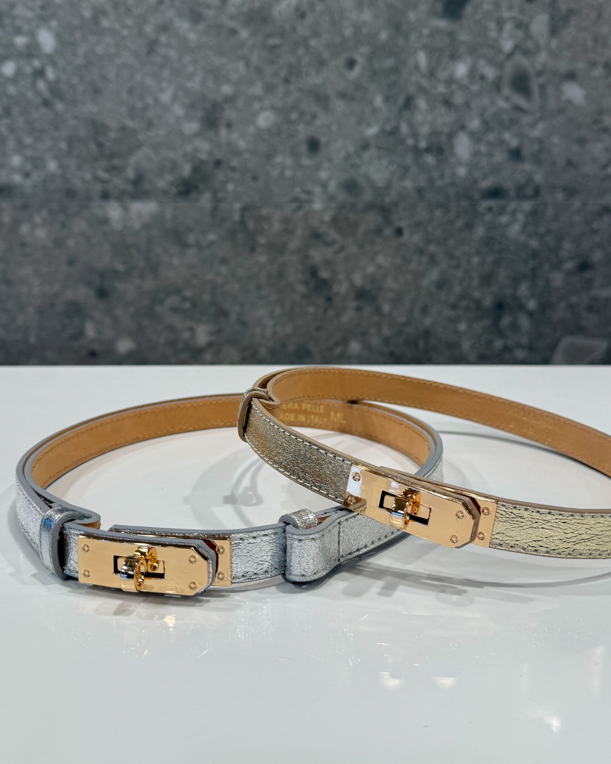 CINTURA LAMINATA IN PELLE MARTELLATA REGOLABILE