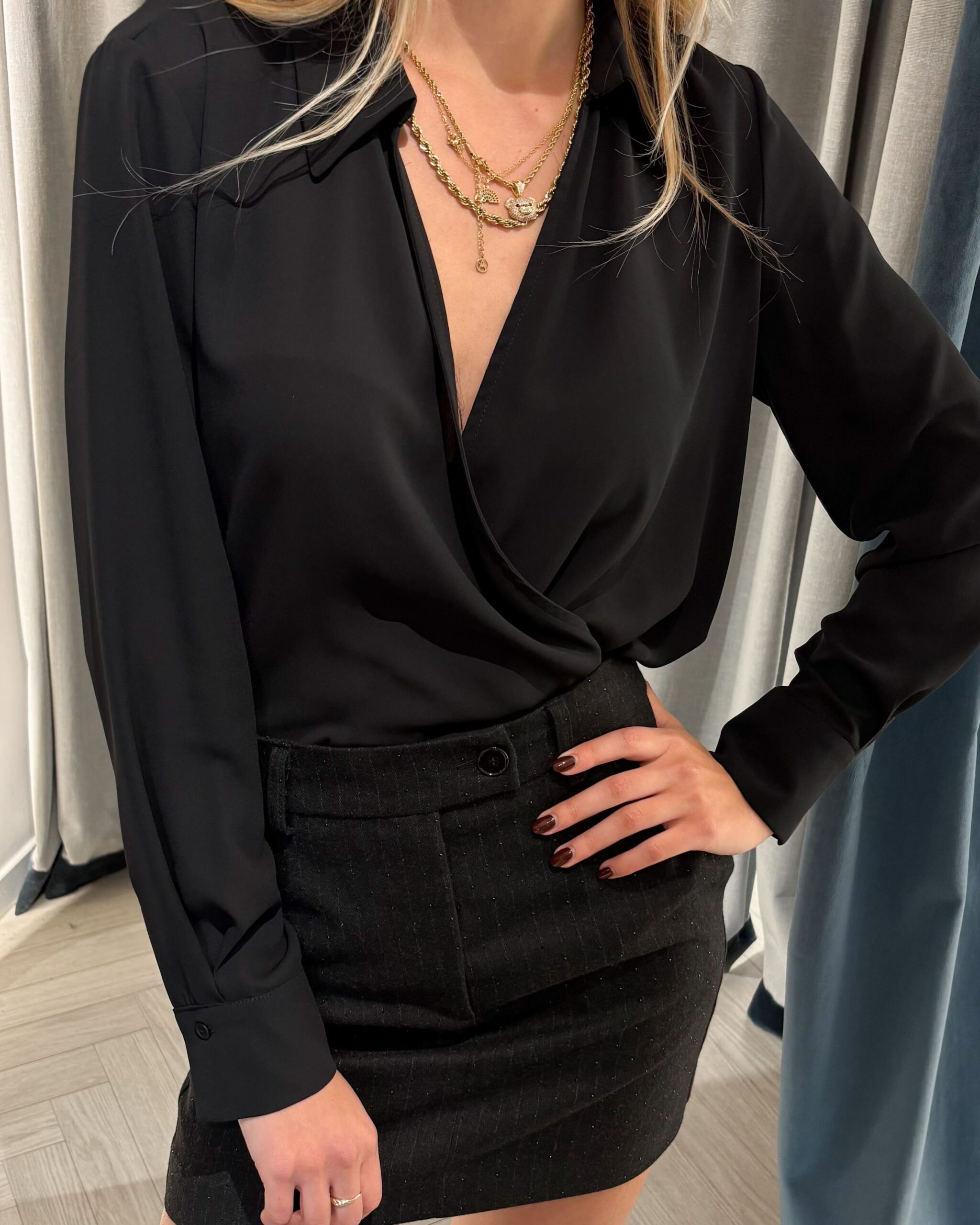 BLUSA CON AMPIO SCOLLO INCROCIATO E COLLETTO CLASSICO - ANGELA DAVIS