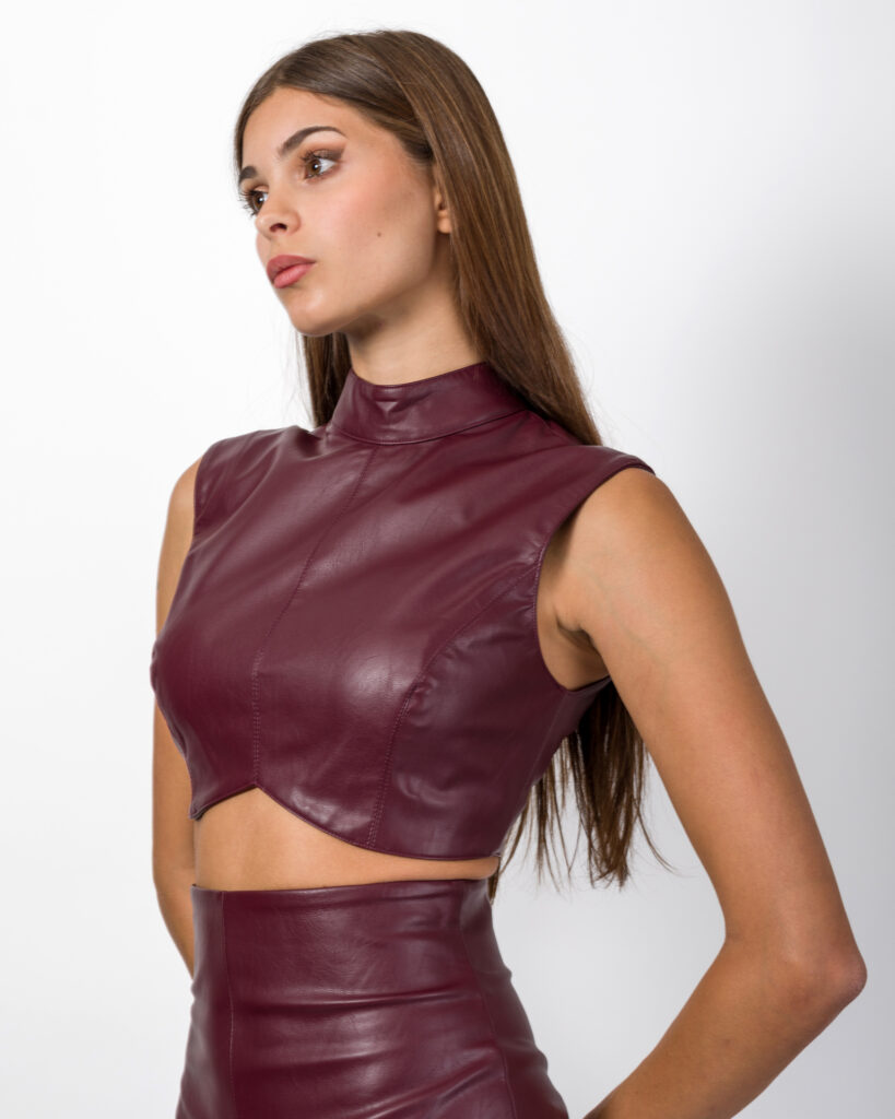 crop-top-ecopelle-bordeaux-outfit-discoteca