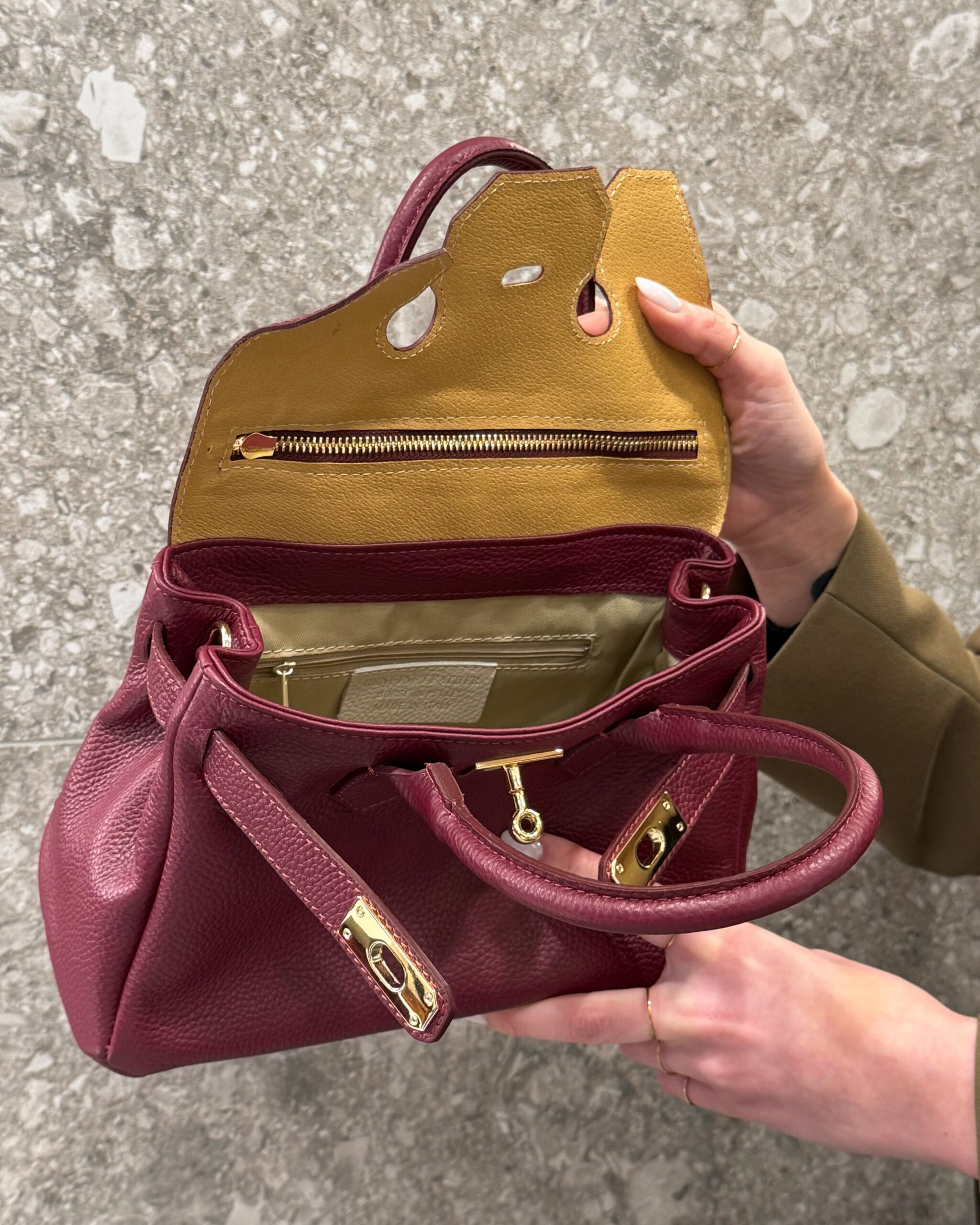 Alternative view of BORSA TRAPEZIO IN PELLE MARTELLATA