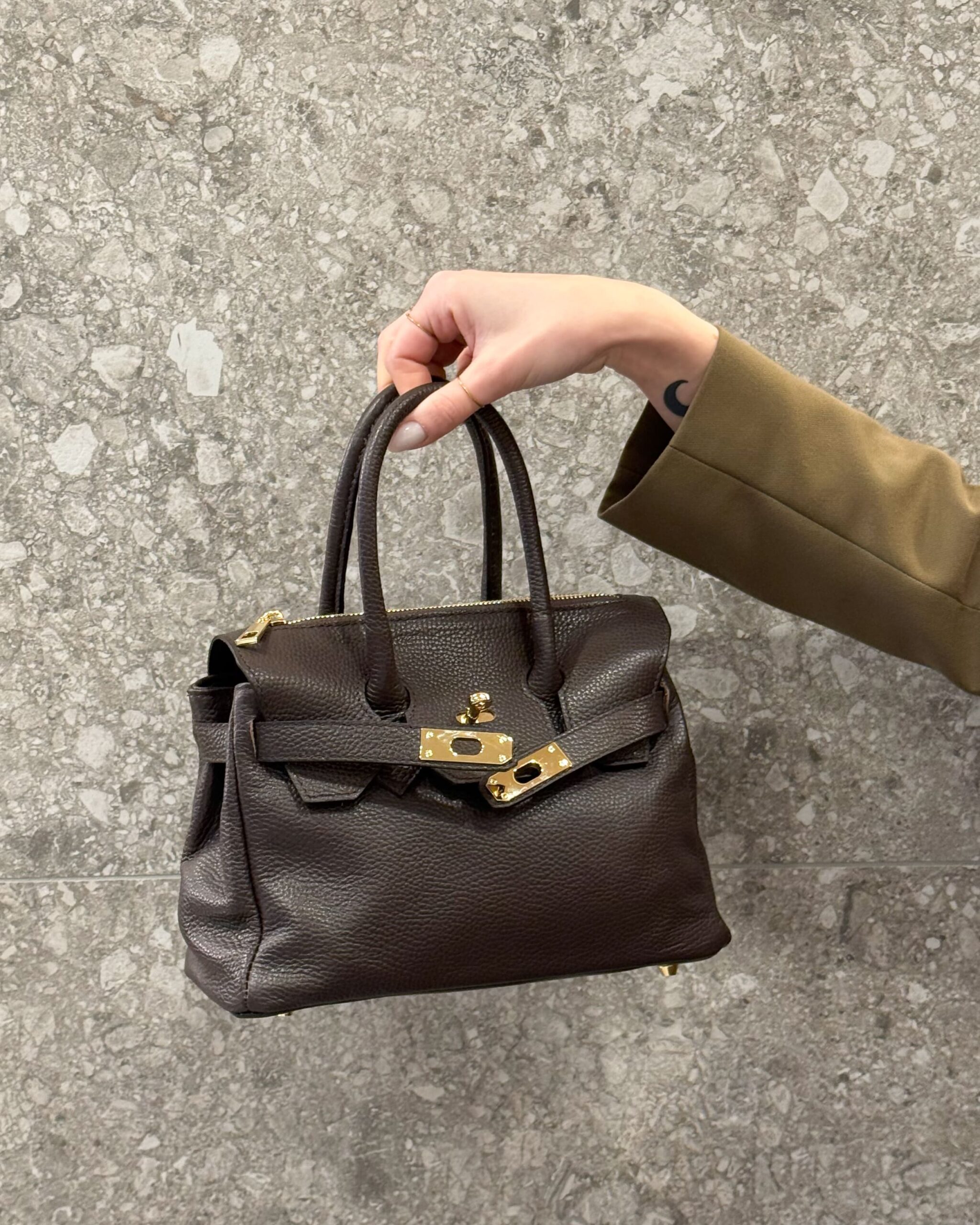 BORSA TRAPEZIO IN PELLE MARTELLATA