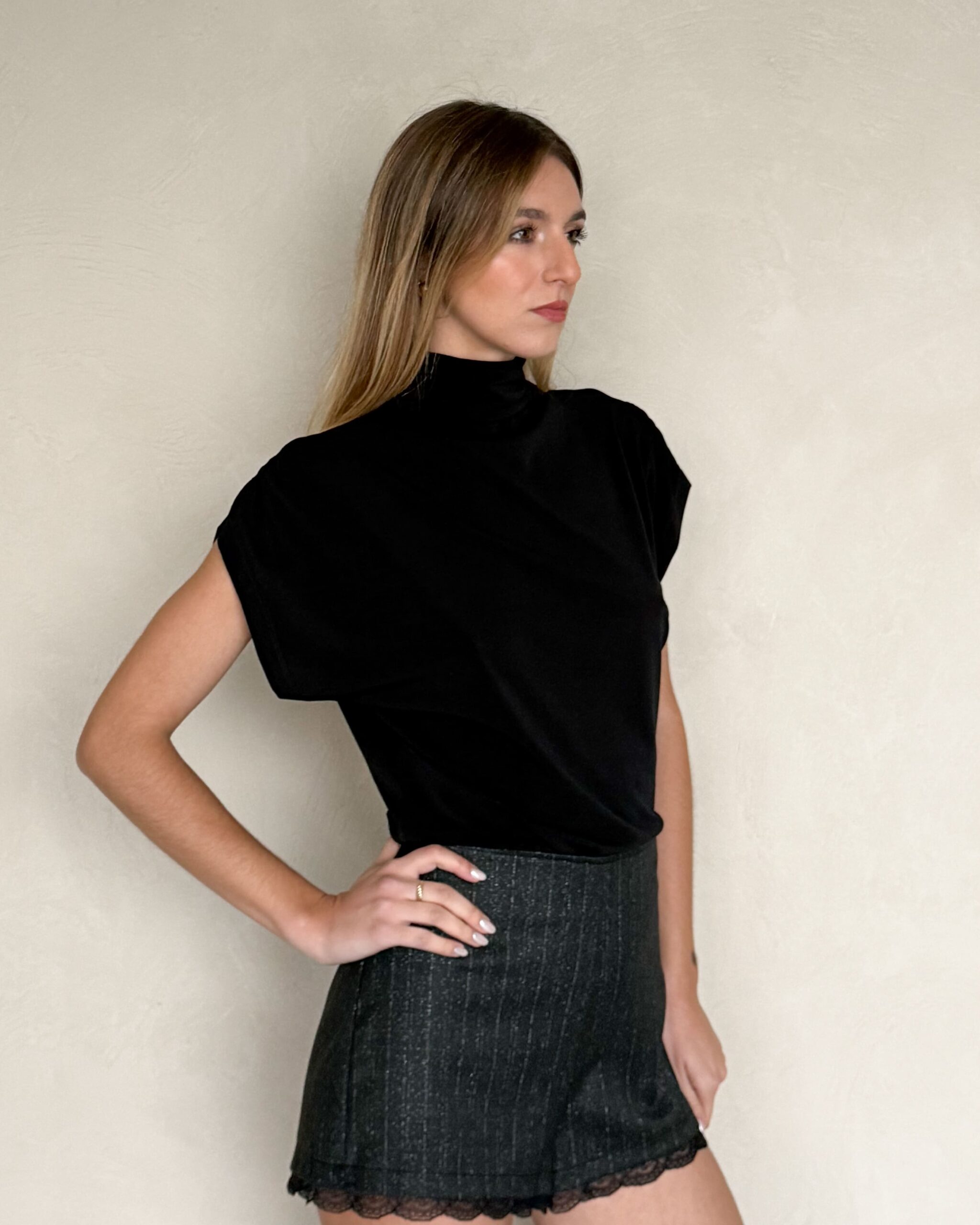 TOP CON MANICA ARRICCIO SCESA - VICOLO