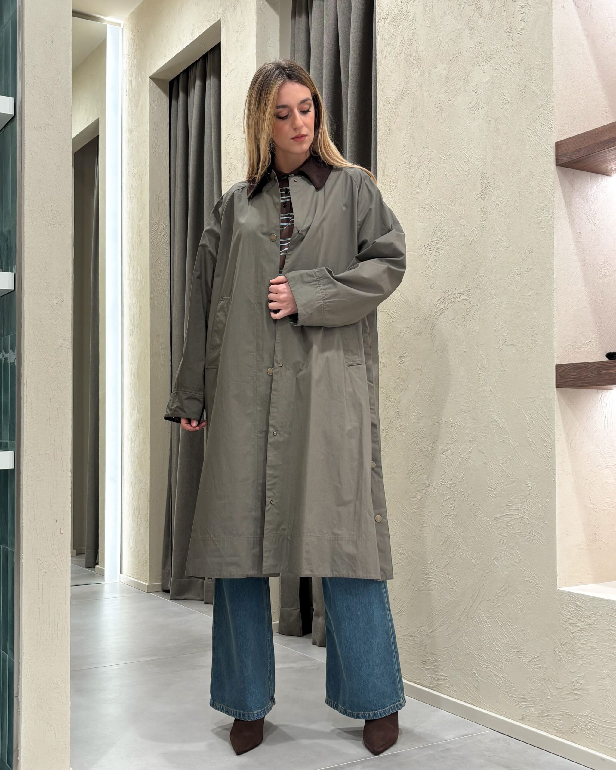 TRENCH LUNGO OVERSIZE CON COLLETTO A CONTRASTO - VICOLO