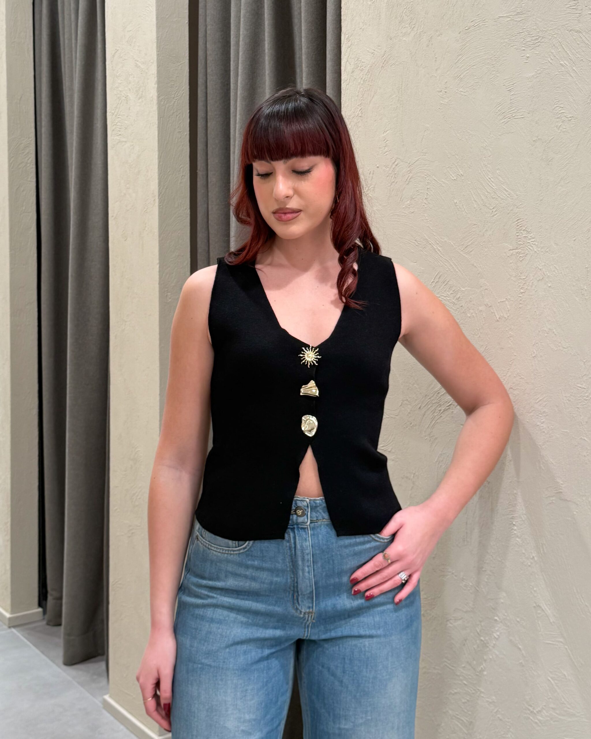 Alternative view of MAGLIA SMANICATA CON BOTTONI GIOIELLO DORATI - KONTATTO